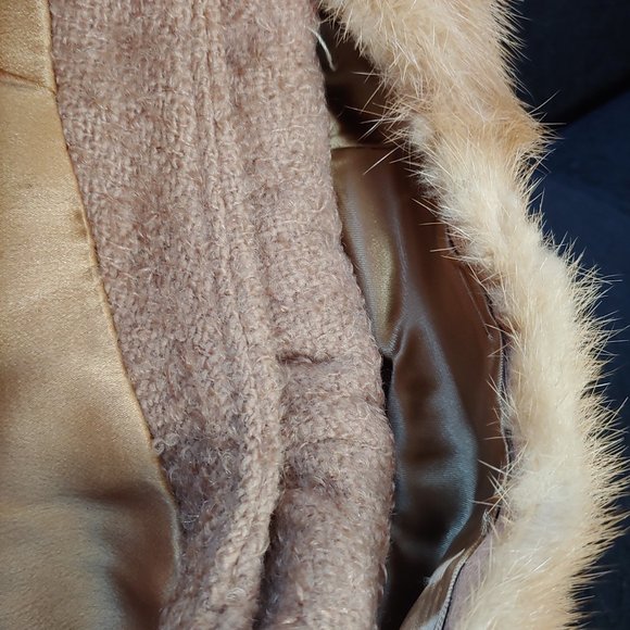 Tan Wool Coat with fur collar - Picture 3 of 9